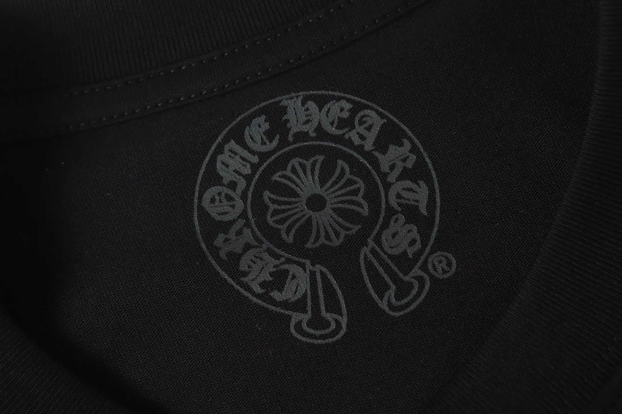 P160 Cross-border running quantity model, please do not place an order if you pursue quality - Chrome Hearts/Chrome Hearts green military flower Sanskrit horseshoe print popular short-sleeved T-shirt - High weight, high density and high quality, soft, delicate and skin-friendly wool, soft and silky to the touch, excellent warmth and skin-friendly properties - Custom-woven and custom-dyed, no color difference, no matter the fabric or workmanship details, beat the ordinary version on the market -Colour: black white -Size: S M L XL
